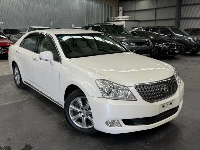 Crystal White Pearl 2010 Toyota Crown Majesta URS206
