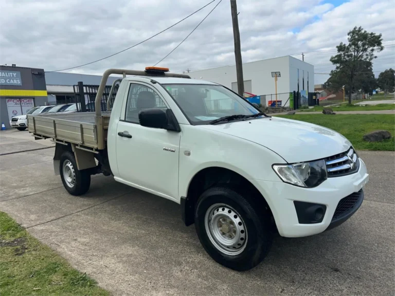 WHITE 2013 Mitsubishi Triton GLX MN