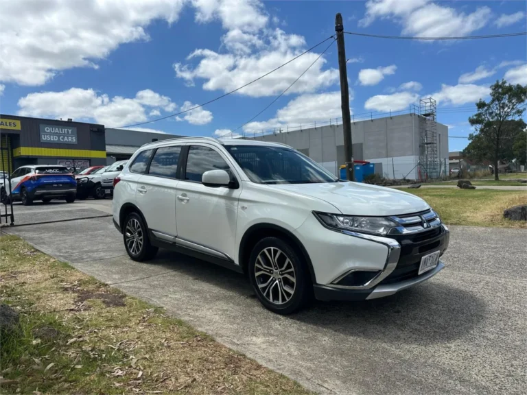 CLASSIC WHITE 2018 Mitsubishi Outlander ES ZL