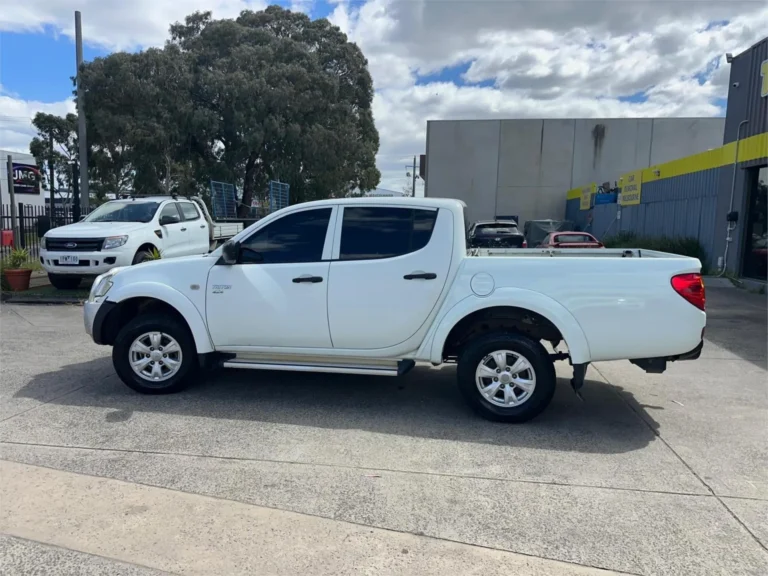 WHITE 2013 Mitsubishi Triton GL-R MN